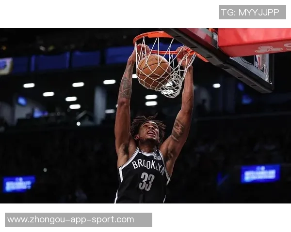 克拉克斯顿内线表现抢眼15分钟内高效拿下11分并抢8篮板